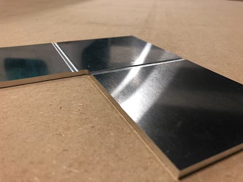 corte de metal y aluminio en un enrutador cnc